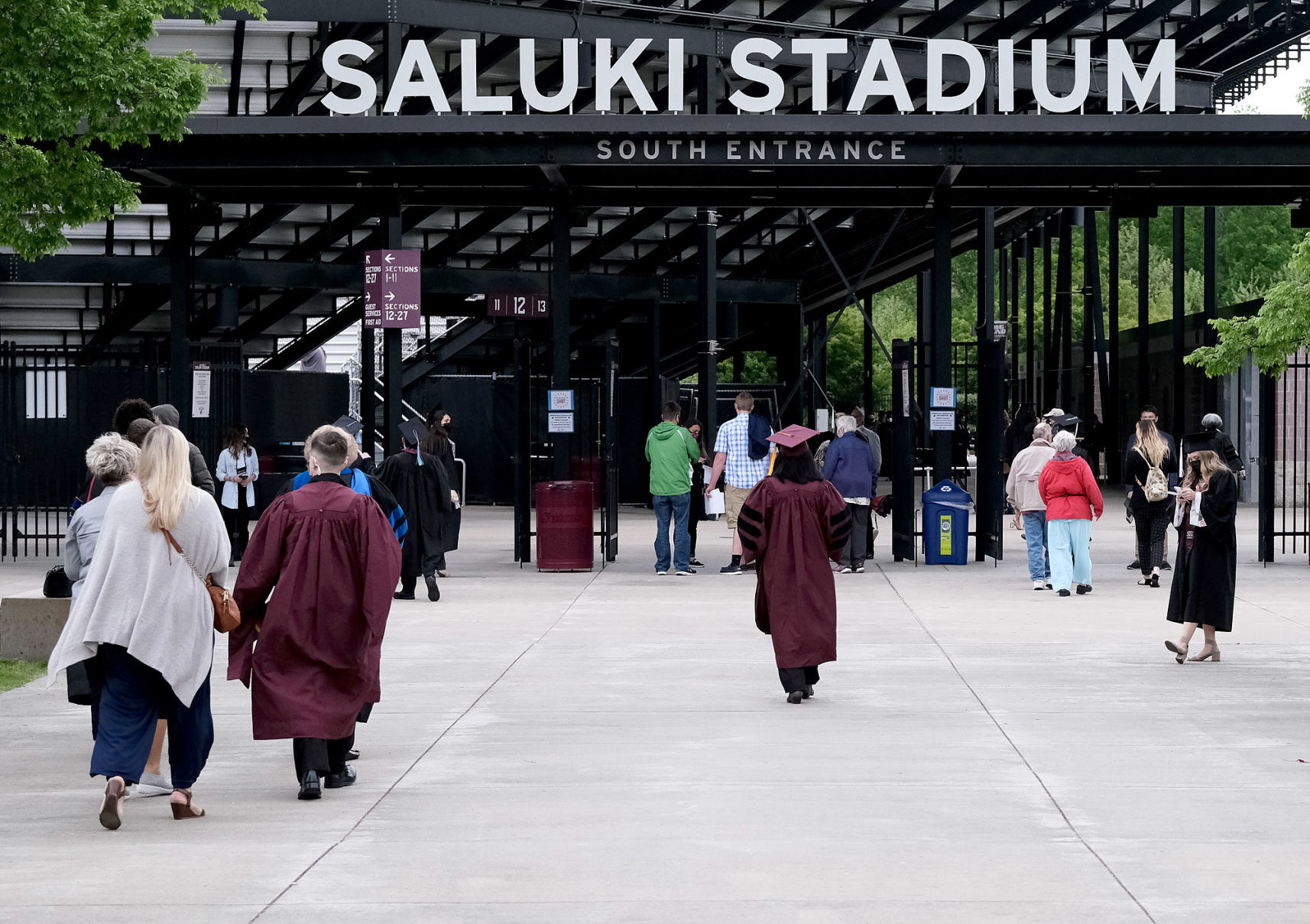050921-nws-siu-graduation-03.jpg